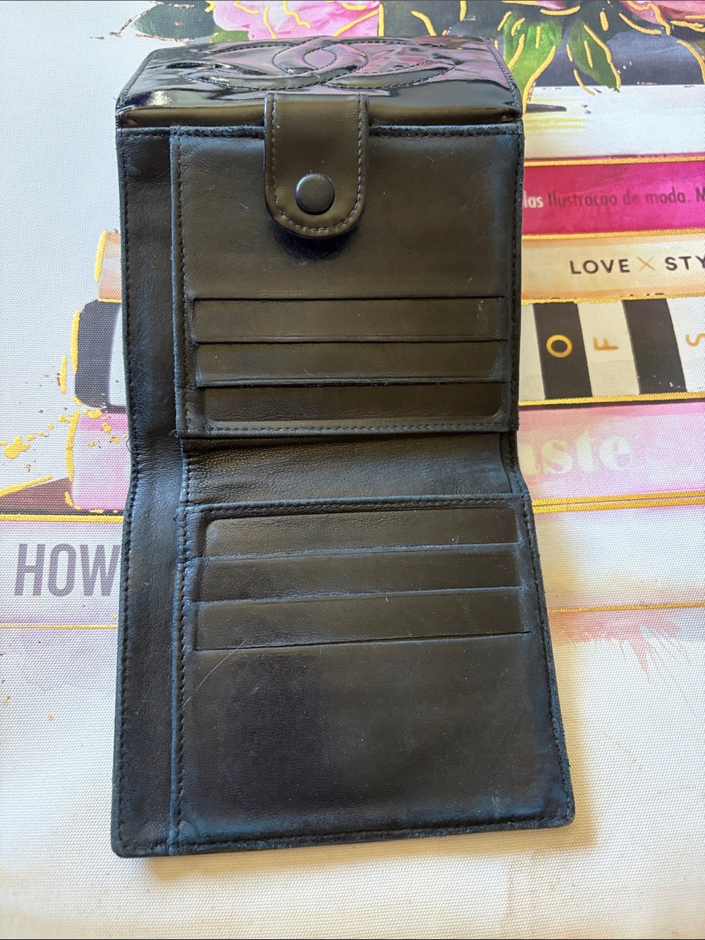 CHANEL Black Patent Leather CC Logo Compact Wallet holds lots of cards! - Picture 3 of 7
